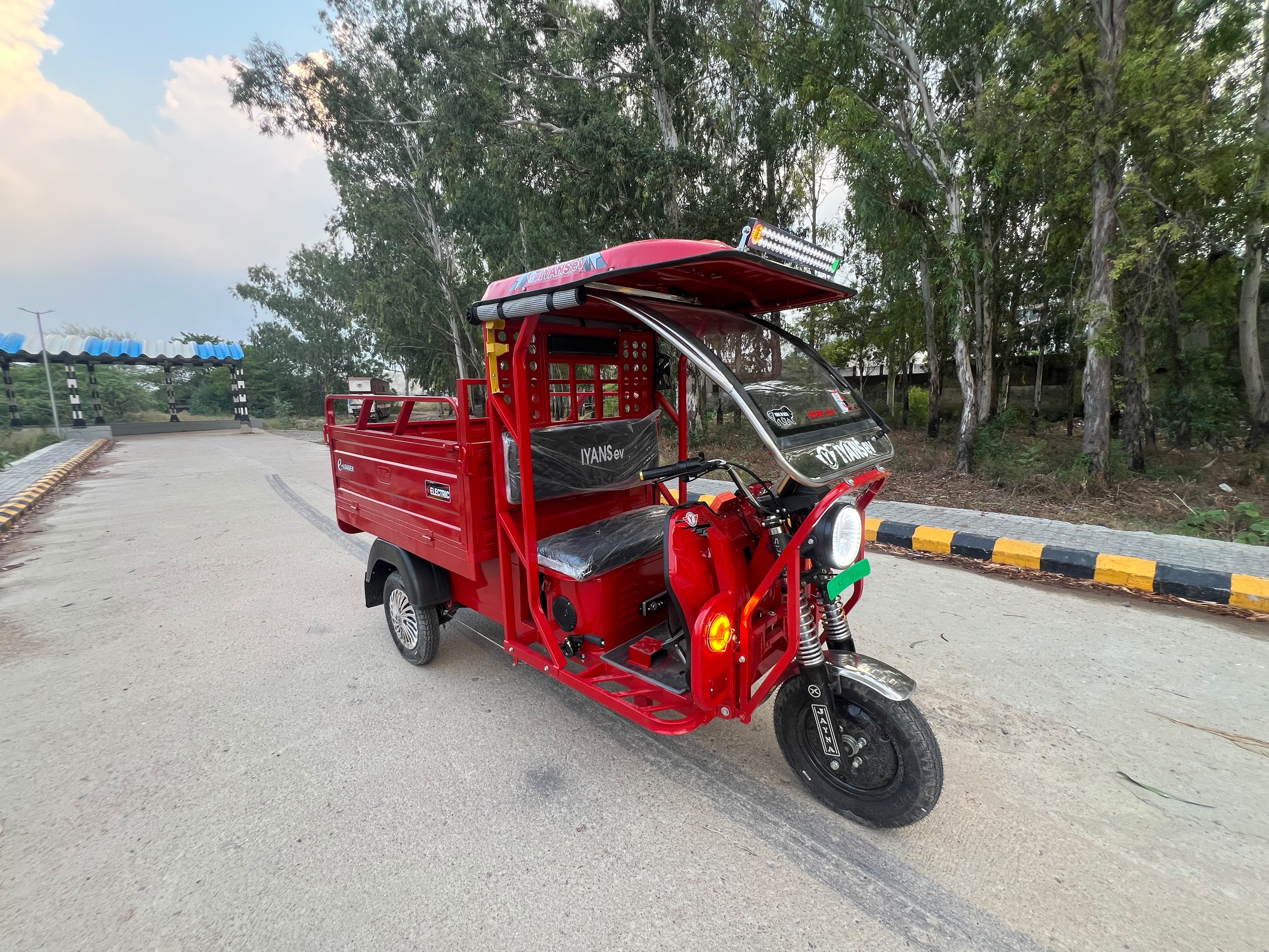 IYANS EV Loader Weatherproof Covered Cabin