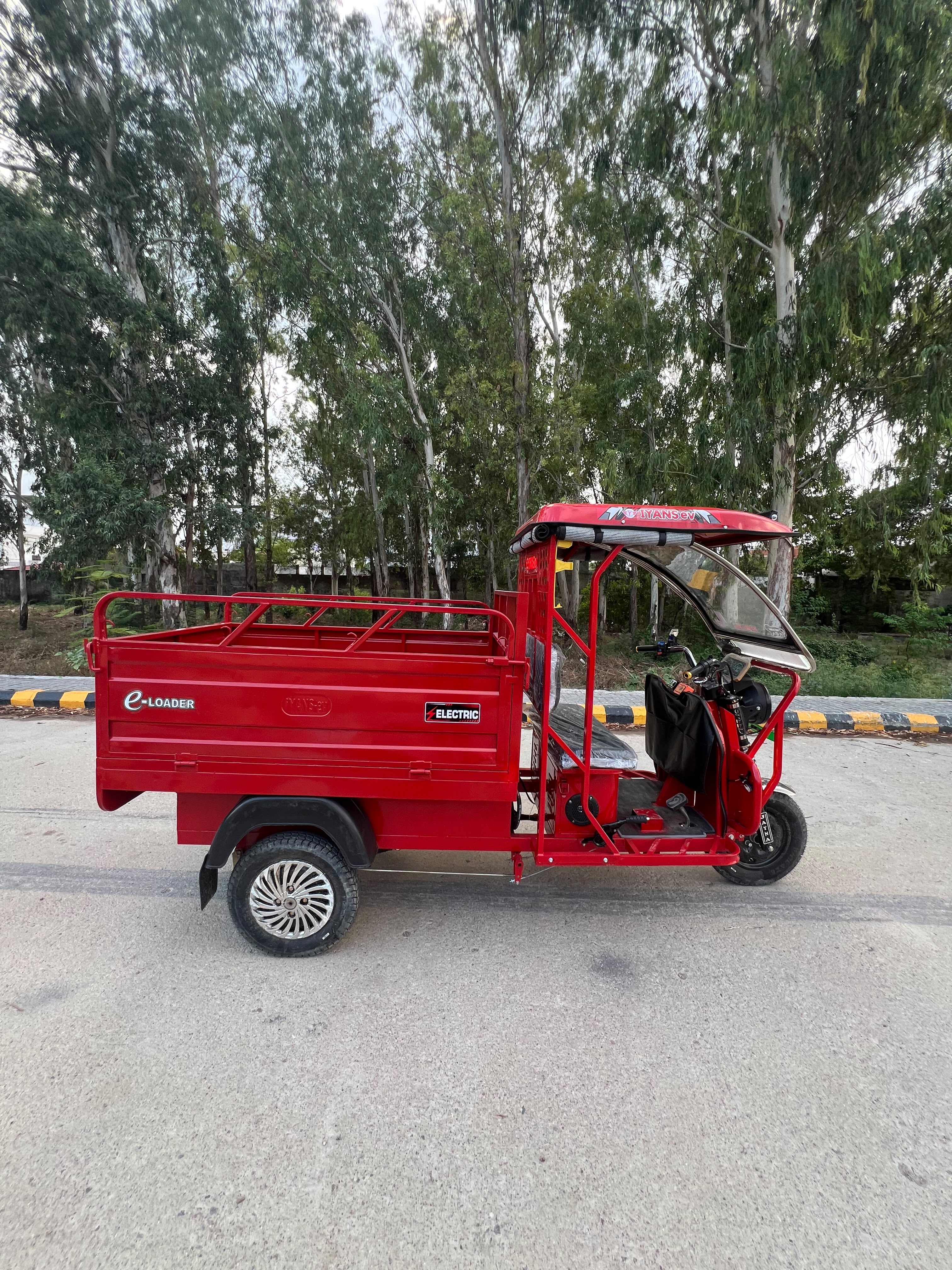 IYANS Commercial EV Loader Side Cargo Profile